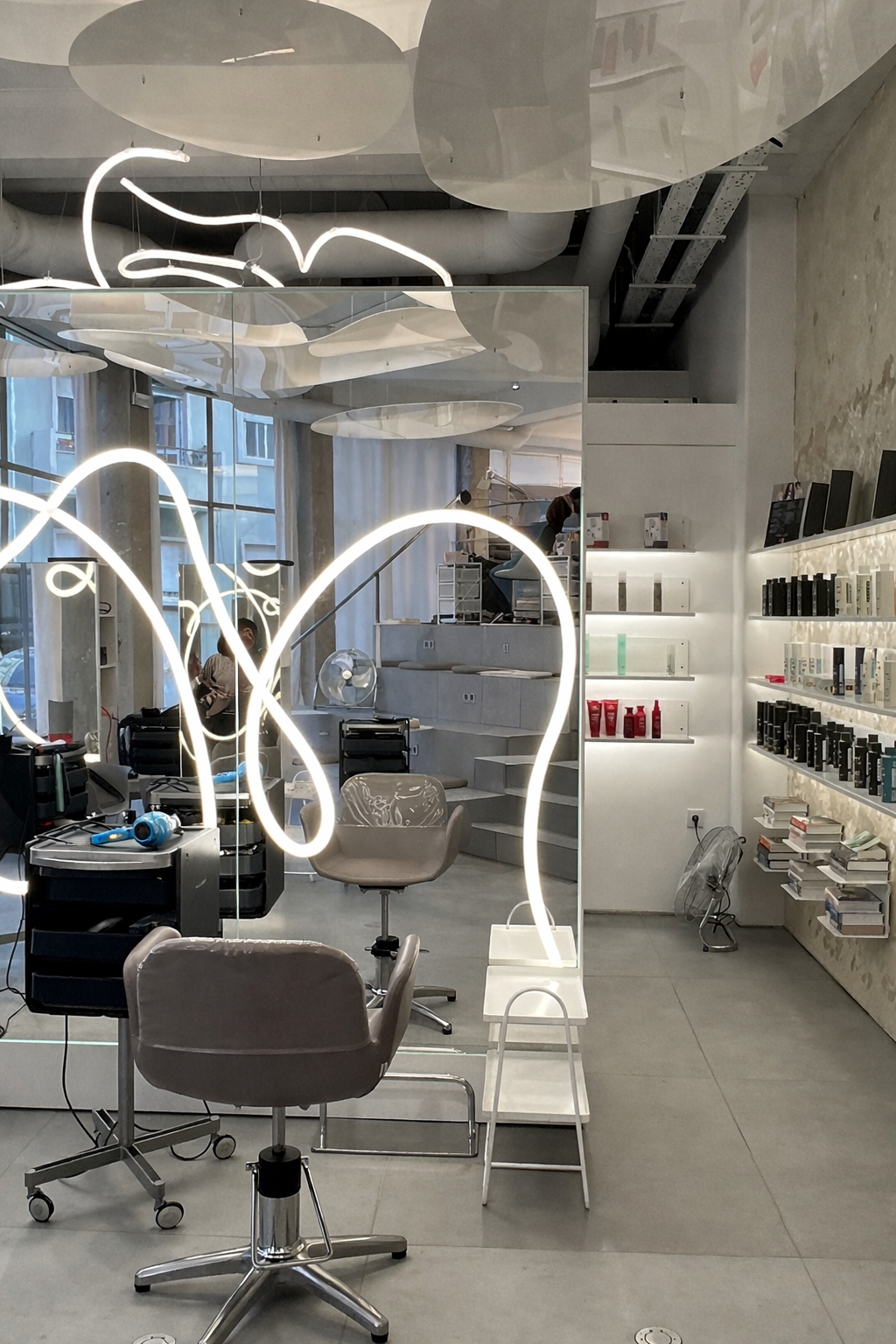 Interior do espaço de beleza em Lisboa