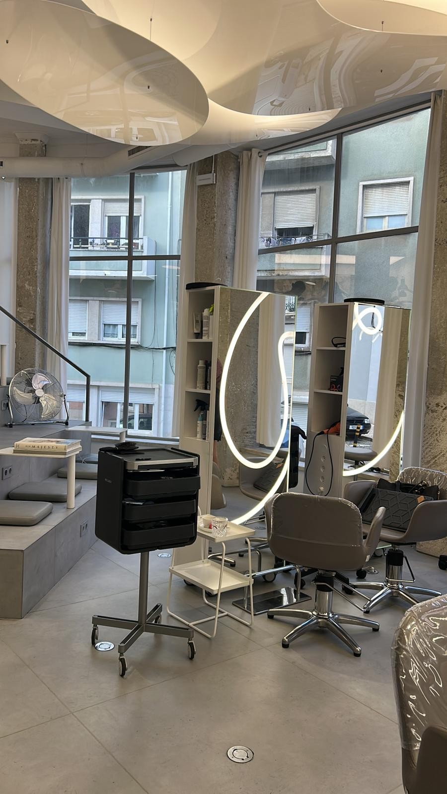 Espaço dedicado a cabelo, unhas e sobrancelhas