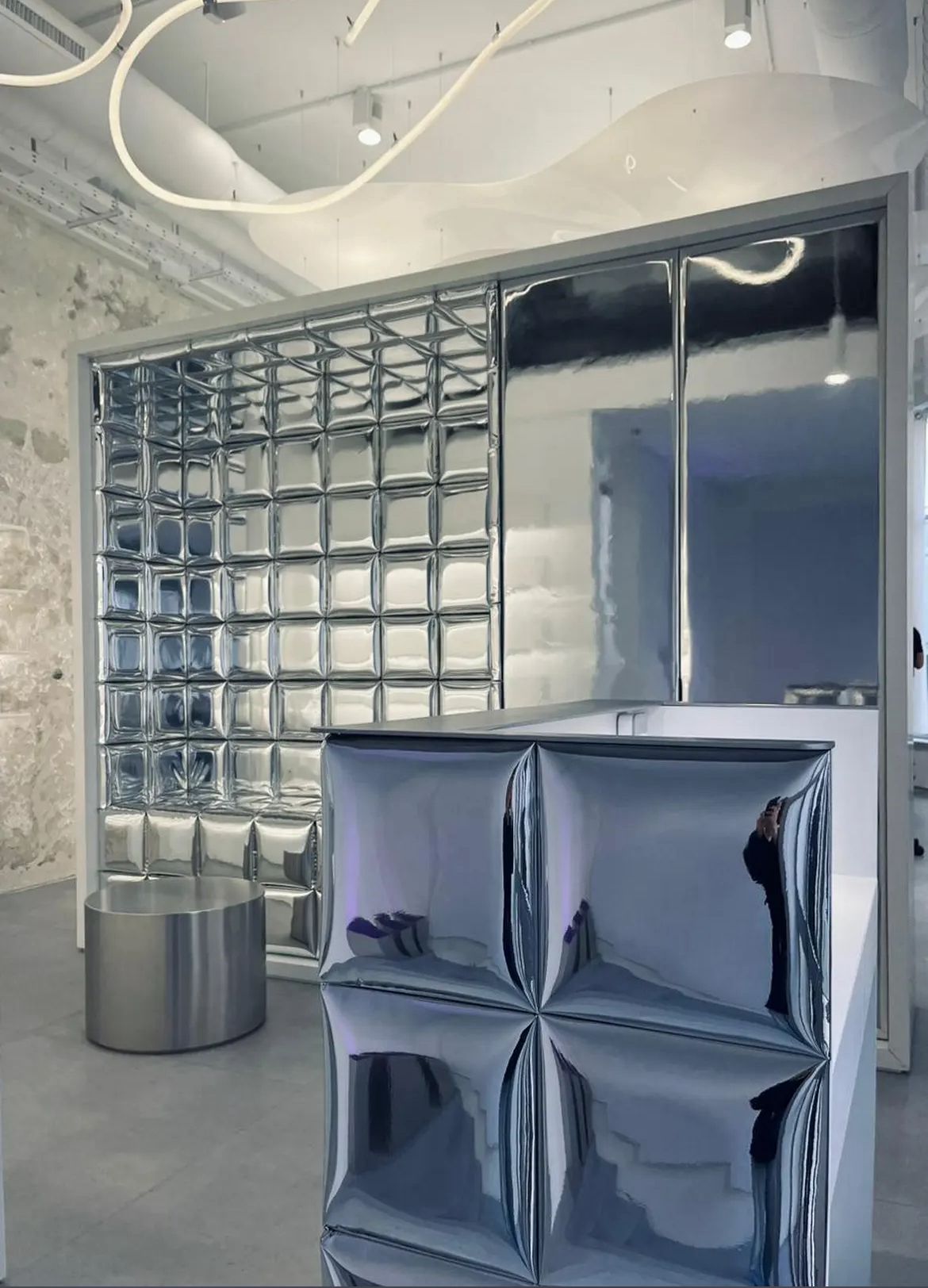 Ambiente minimalista e sofisticado do salão